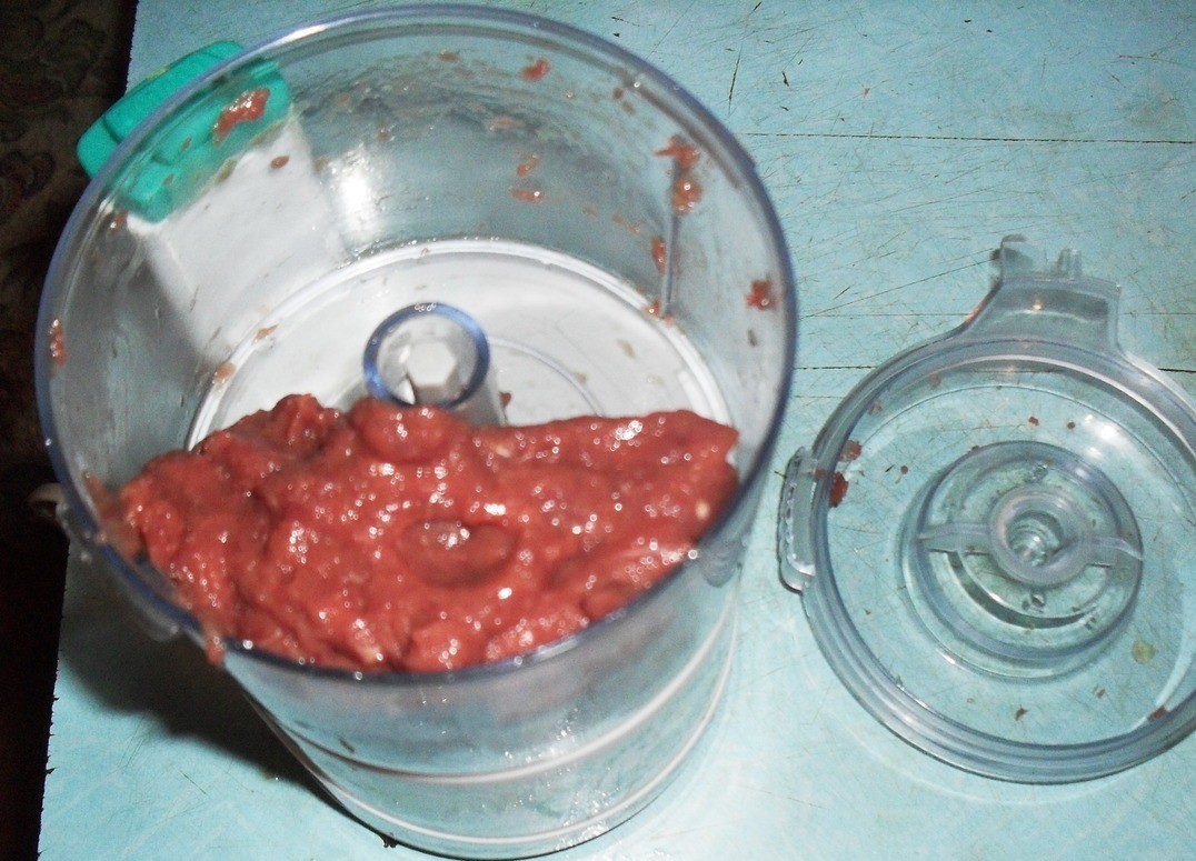 1. Stage. Cinsollo Royal Dish: Grind one part in a blender into minced meat, mix with 1 egg and 3 tablespoons of flour.