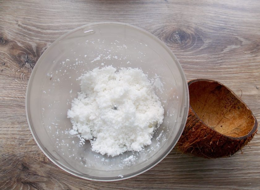 1. Этап. Кокосовый смузи: Кокосовый орех разбейте и извлеките мякоть. Порежьте ее на кусочки и измельчите при помощи блендера в очень мелкую крошку.