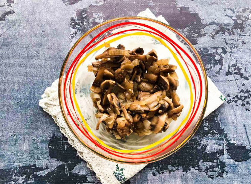 1. Этап. Салат Гнездо с чипсами: В глубокую тарелку выложите обжаренные грибы с луком.