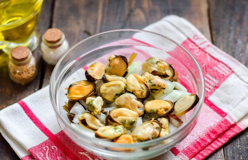 1. Этап. Салат с мидиями и морской капустой: Мидии заранее отварите три минуты в подсоленной воде. Остудите их и добавьте в салат.