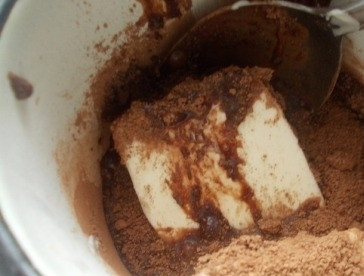 1. Этап. Домашний торт Пьяная вишня: Для глазури смешаем сливочное масло, какао и сахар. На водяной бане или на небольшом огне доведем до однородности.