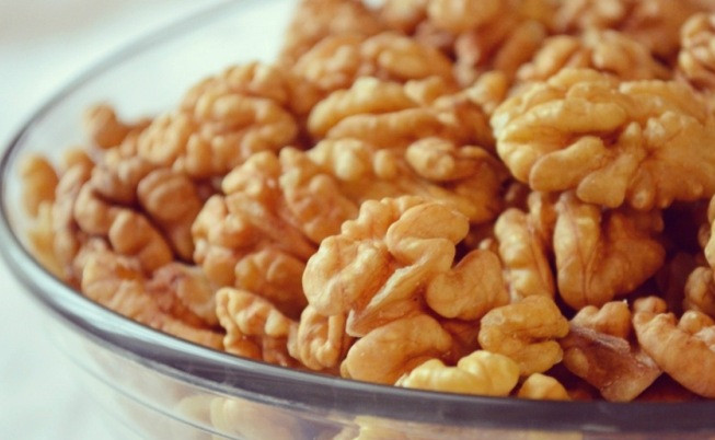 1. Этап. Козинаки из грецких орехов: Для начала выбираем правильные грецкие орехи, они должны быть светлыми и свежими.