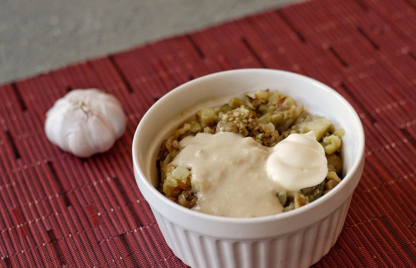 1. Этап. Хацилим из баклажанов и кунжутной пасты: Измельчите блендером все ингредиенты до однородной массы.