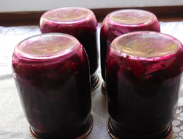 1. Этап. Салат со свеклой на зиму: Заготовки закупорьте, а затем переверните крышками вниз.