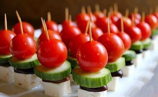 1. Этап. Канапе на свадьбу: 2. Еще один классический рецепт канапе на свадьбу - это овощной микс с сыром. Такая закуска может быть сделана из огурца, помидора, оливок, маленькой консервированной кукурузы в початках. Использовать можно как мягкий, так и твердый сыр. Это легкие и низкокалорийные канапе, которые подойдут тем, кто не употребляет мясо.