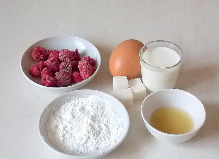1. Этап. Меренговый рулет с малиной: Подготовьте все необходимые ингредиенты.