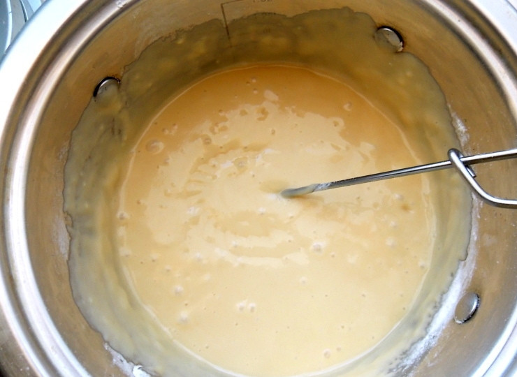 1. Этап. Пирог с кокосовым штрейзелем: В муку добавьте разрыхлитель и ванилин, перемешайте. Всыпьте в жидкую часть и немного взбейте венчиком до однородной массы.