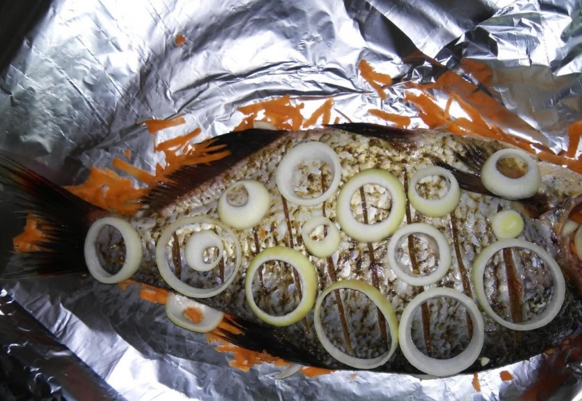 1. Этап. Лещ, запеченный в духовке: 5. Сверху укладываю оставшиеся овощи. Первым слоем — репчатый лук.