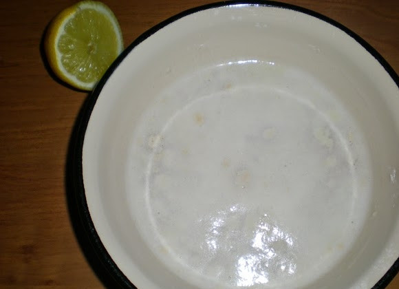 1. Этап. Ароматный хлеб: Влейте затем опару, сок лимонный и оливковое масло. Замесите тесто.