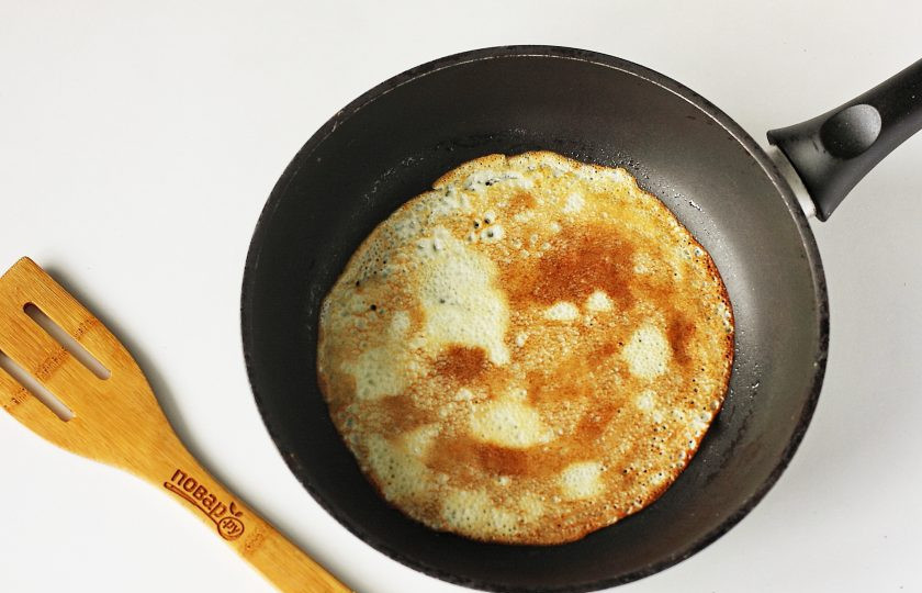 1. Этап. Блины Тающие во рту: Переворачивать блины следует очень аккуратно, так как они достаточно тонкие и нежные, могут легко порваться. Не переживайте если у вас сразу не получится, со 2-3 блина все пойдет хорошо.