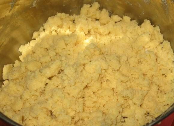 1. Этап. Песочный пирог в мультиварке: Теперь перетираем все руками до состояния крошки. Делим ее на три равные части.