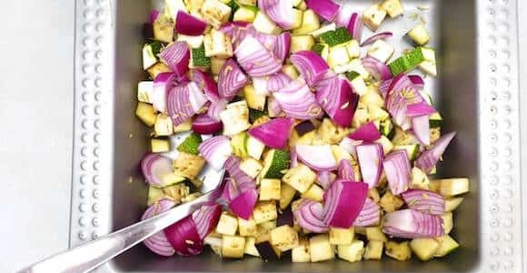 1. Этап. Простой овощной салат: Разогрейте духовку до 180 градусов. Лук и чеснок произвольно нарежьте, положите в форму. Присыпьте все солью и перцем, фенхелем и травами, щедро полейте маслом.