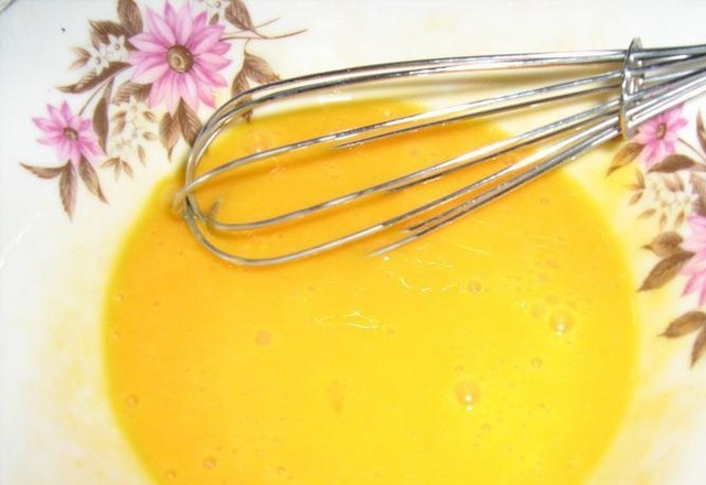 1. Этап. Грузинский суп: Отдельно взбейте яичные желтки с соком лимона (или с белым винным уксусом) в течение 2-х минут.