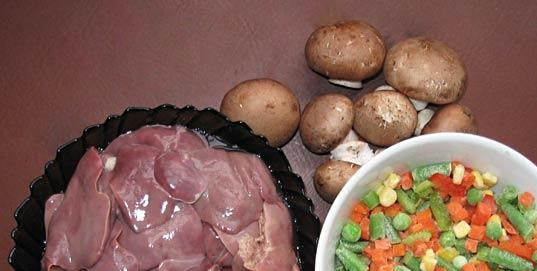 1. Этап. Печень с грибами в мультиварке: Подготовьте ингредиенты. Печень режем на кусочки.