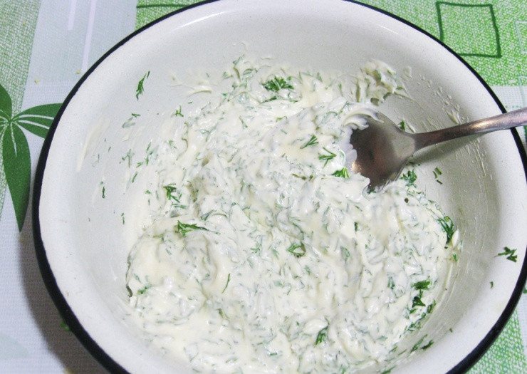 1. Этап. Рулет из лаваша с консервированной рыбой: Далее измельчаем укроп и смешиваем его с майонезом в отдельной миске.