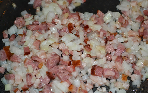 1. Этап. Картофельное пюре с ветчиной: 1. Картошку почистите, поставьте вариться до готовности в подсоленной воде. Пока картошка варится, мелко порежьте лук и ветчину, затем обжарьте в сковороде на масле в течение 7-8 минут на среднем огне.