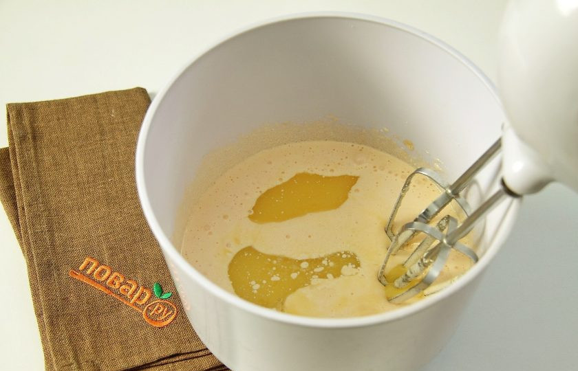 1. Этап. Умное пирожное: Влейте растопленное и охлажденное сливочное масло. Добавьте воду.