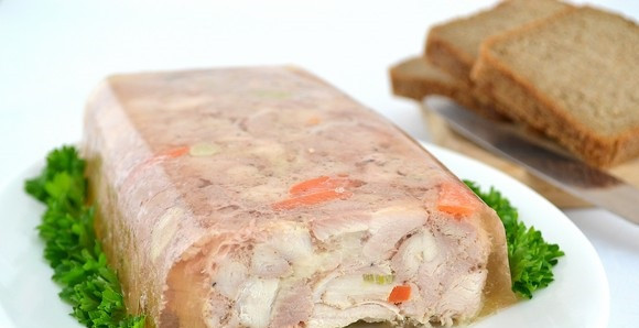 1. Этап. Куриный рулет в желе: 7. Когда рулет готов, его необходимо оставить на пару часов, а затем убрать в холодильник до полного остывания. Только после этого можно аккуратно разрезать пакет и подавать рулетик к столу.