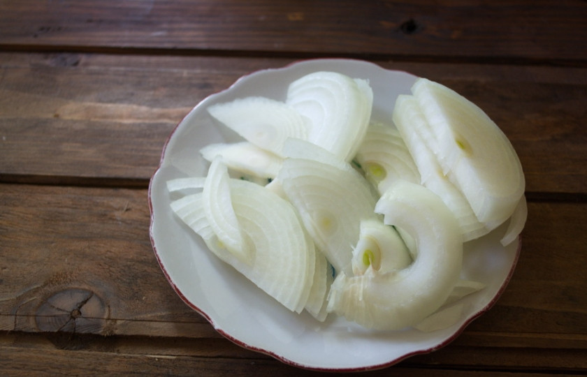 1. Этап. Мясо по-грузински: Репчатый лук нарезаем полукольцами. Промываем под холодной водой. Отжимаем лишнюю воду.