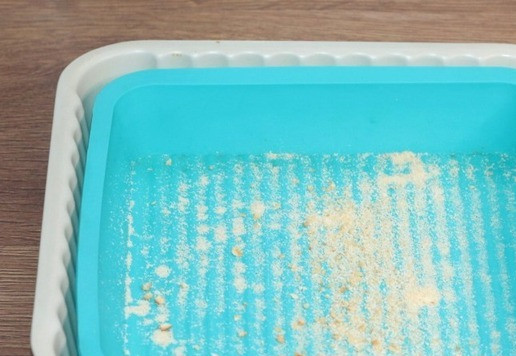 1. Этап. Пирог с кремом и мелкими ягодами: 6. Форму для выпечки (20*20 см) застилаю пекарской бумагой (смазываю маслом) или силиконовым ковриком (не смазываю маслом). Дно формы, можно посыпать панировочными сухарями или натереть печенюшку.