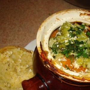 Свинина запеченная в горшочке