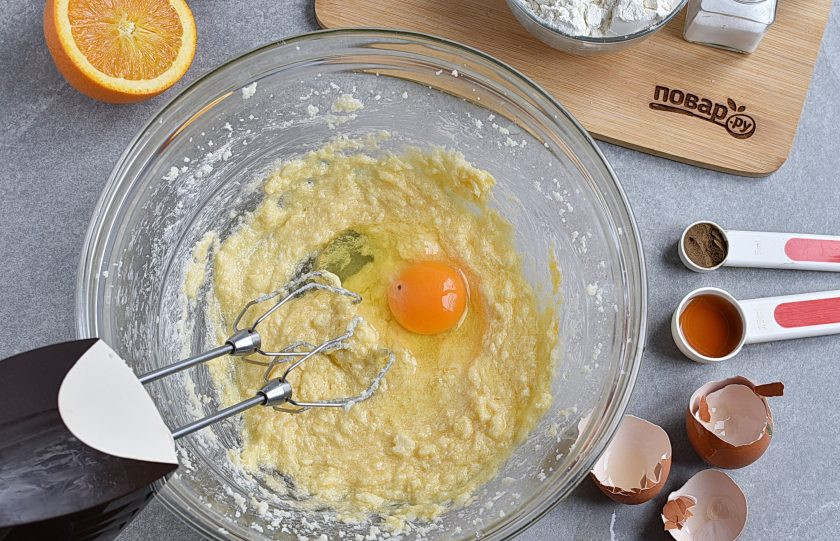 1. Этап. Рождественский кекс: По одному добавьте яйца, тщательно взбивая каждое.