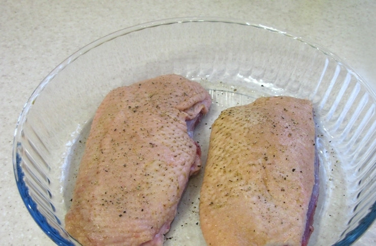 1. Этап. Запеченная утка с вишневым соусом: Грудку промойте, обсушите и смажьте солью и перцем. Форму для выпечки смажьте маслом. Запекайте в ней утку в течение 35 минут при 180 градусах.