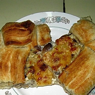 Пирог с грибами из слоеного теста