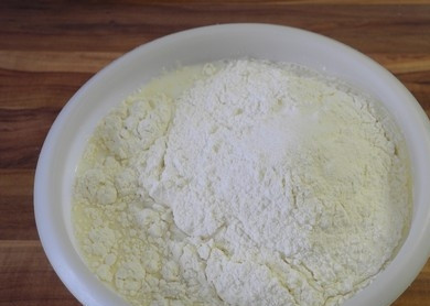 1. Этап. Блины с моцареллой: 1. Просейте в глубокую мисочку муку с солью. В отдельной мисочке взбейте яйца с сахаром. Даже для несладкой начинки я рекомендую добавлять в тесто сахар.