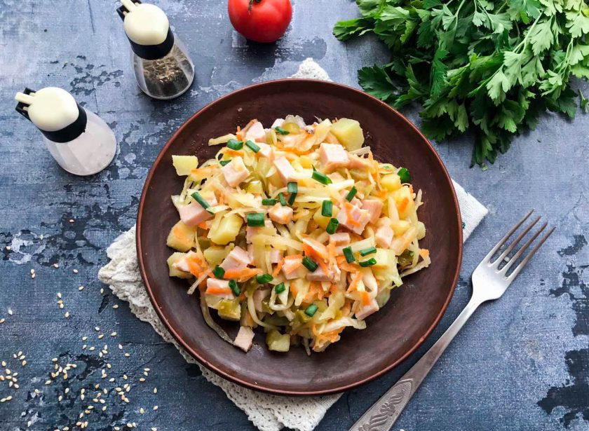 1. Этап. Салат с квашеной капустой и ветчиной: Салат с квашеной капустой и ветчиной готов. Приятного аппетита!