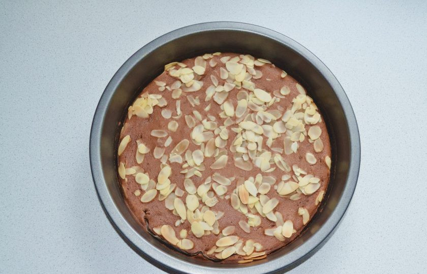 1. Этап. Шоколадный бисквит на кефире: Выпекайте около 35-45 минут. Готовность проверяйте зубочисткой. При прокалывании коржа она должна оставаться сухой.