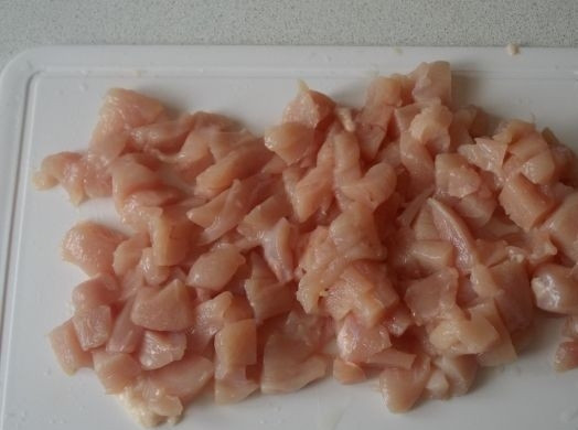 1. Этап. Курица по-албански: Для начала филе курицы необходимо хорошенько промыть под холодной водой и нарезать кубиками со стороной около 1,5-2 сантиметров.