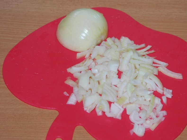 1. Этап. Грибная поджарка: Лук порежьте кубиками.