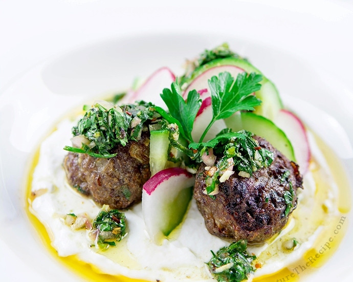 1. Этап. Греческие фрикадельки из баранины: 6. Подавайте фрикадельки с чесночным соусом и слайсами овощей.