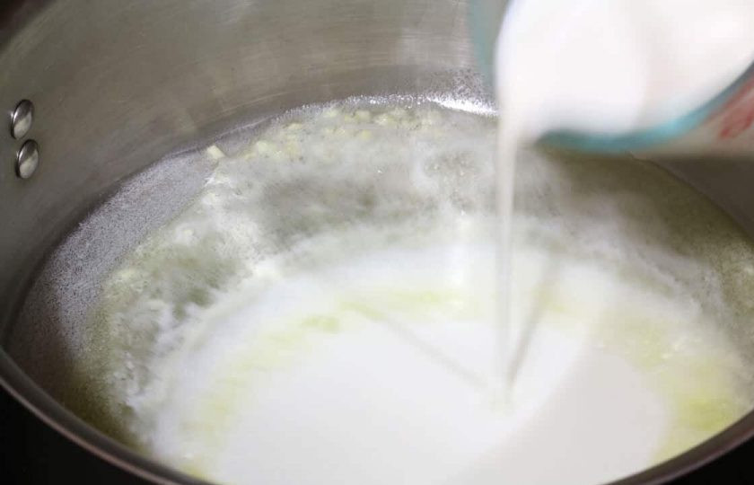 1. Этап. Феттучини Альфредо: 4. Влейте жирные сливки (1 стакан) и уменьшите огонь до минимума.