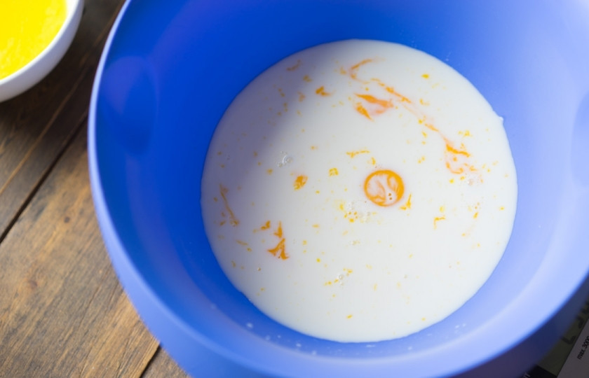 1. Этап. Вафли в вафельнице мягкие: В другой миске замешайте йогурт и оставшееся молоко. Отделите два желтка от белков, также добавьте их в смесь. Растопите сливочное масло, его тоже влейте.