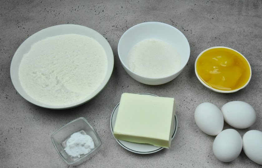 1. Этап. Торт Медок: Для приготовления медового теста подготовьте продукты. Муку просейте через мелкое сито.