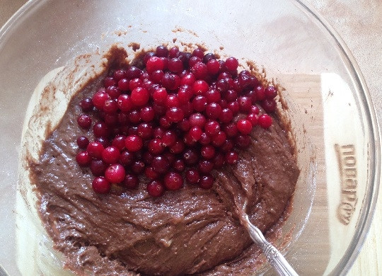 1. Этап. Очень шоколадные маффины с клюквой: 8. И размешиваем. В итоге получится достаточно густое тесто. Добавим клюкву и перемешаем, чтобы ягоды более-менее равномерно распределились в тесте.