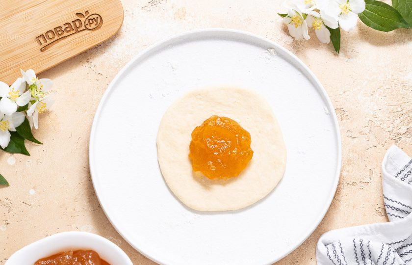 1. Этап. Постные пирожки с повидлом: В центр выложите начинку из повидла.