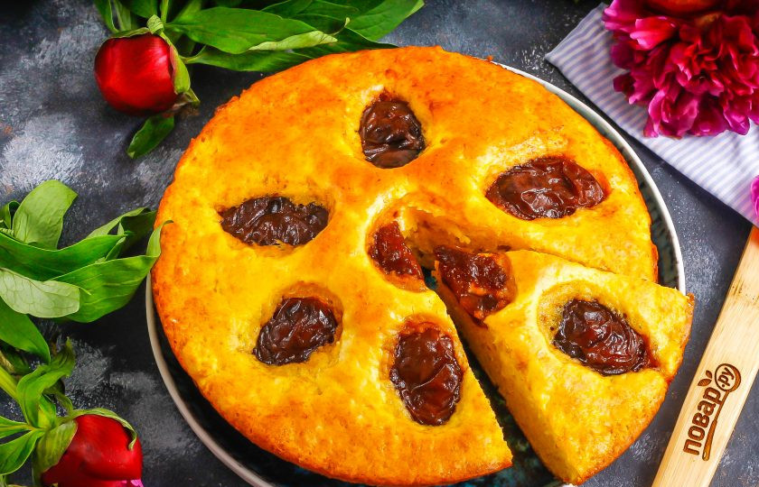 1. Этап. Творожный пирог со сливами: После этого извлеките из формы, нарежьте на части и подайте к столу.