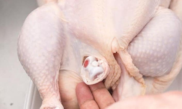 1. Этап. Запеченная курица с хрустящей корочкой: 4. Вставьте куриные ноги в противоположные отверстия в курице.