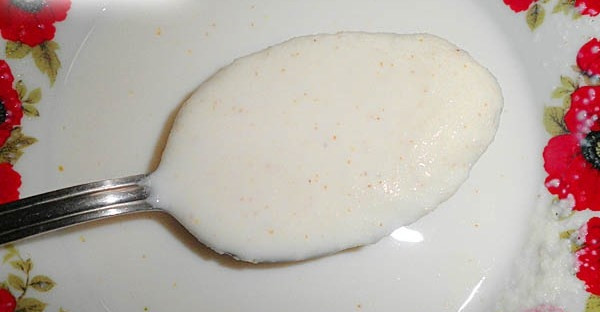 1. Этап. Вкусная запеканка творожная: Манку залейте тёплым молоком. Оставьте массу на 15 минут.