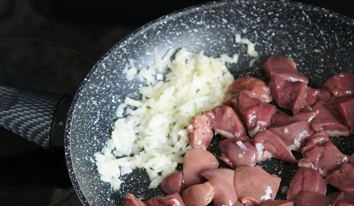 1. Этап. Тарты с печенью и грибами: Добавить к луку печень.