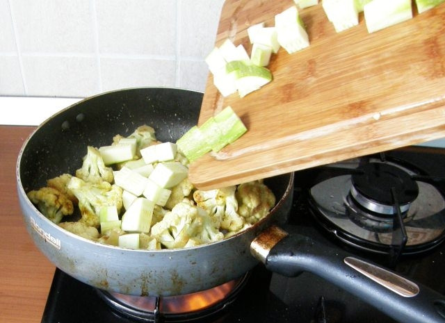 1. Этап. Цветная капуста жареная в сметане: Когда капуста будет почти готова, добавляем кабачок в сковороду, солим и приправляем специями. Я обычно использую душистый молотый перец и мускатный орех.