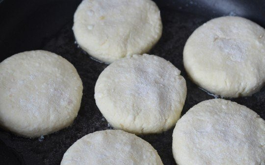 1. Этап. Идеальные сырники: Сформовать лепешки и выложить на сковороду.