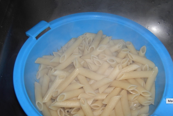 1. Этап. Макароны со свининой в духовке: В это время вода в кастрюле должна закипеть, подсаливаем её немного, закидываем макароны, отвариваем их также до готовности. Затем откидываем на дуршлаг, чтобы избавиться от воды.