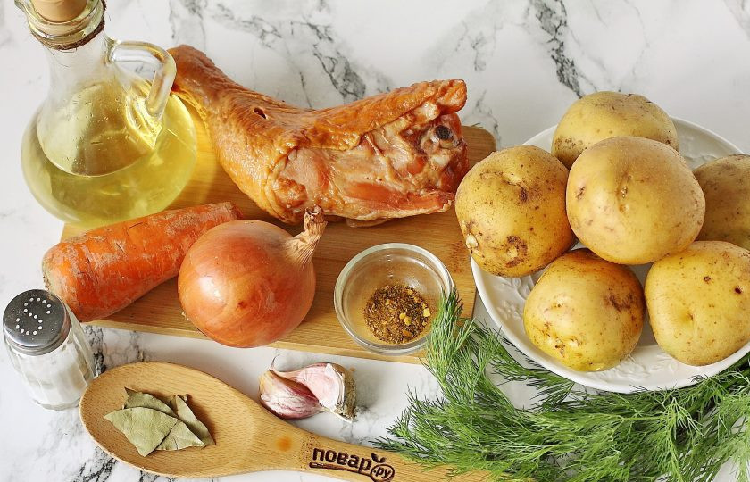 1. Этап. Тушеная картошка с копченой курицей: Подготовьте все ингредиенты.