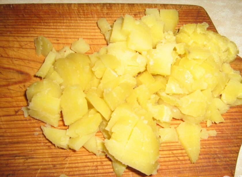 1. Этап. Салат с селедкой и яблоками: Картофель отварной нарезать кубиками