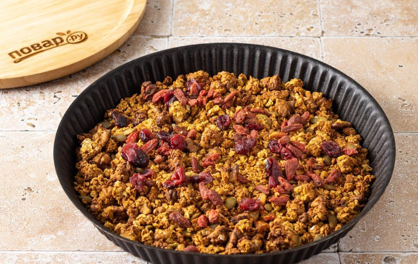 1. Этап. Овсяная гранола с тыквой: Полностью остудите гранолу, затем перемешайте. На этом этапе можно добавить сухофрукты или крупно порубленный шоколад.