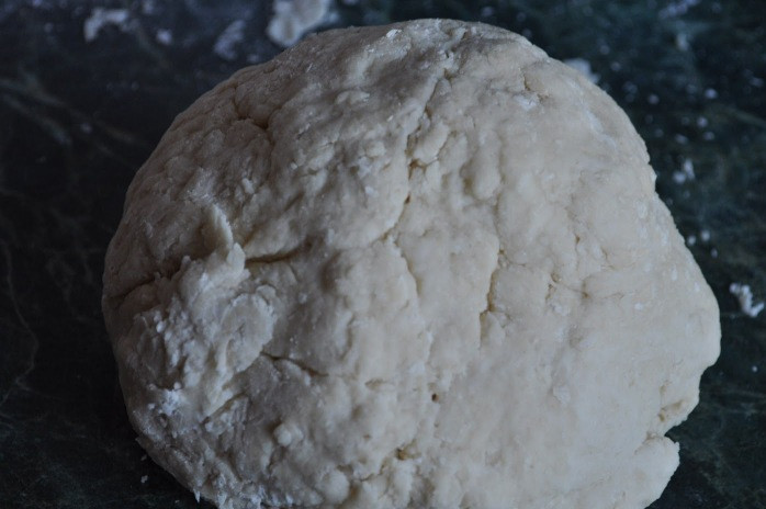 1. Этап. Вареники с вареньем: Из этих ингредиентов замешиваем густое однородное тесто, оборачиваем его пищевой пленкой и помещаем на 30 минут в тепло.